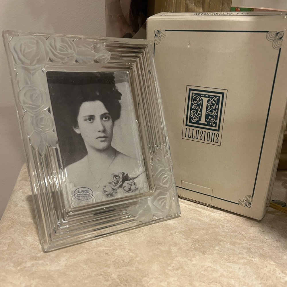 NEVER USED. VINTAGE Illusions Crystal Picture Frame. RARE & SOLID